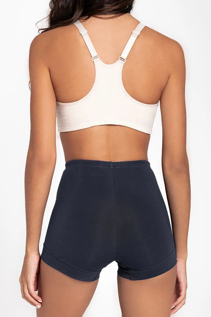 Panty bóxer alto cubrimiento Diane & Geordi, color azul oscuro de espalda