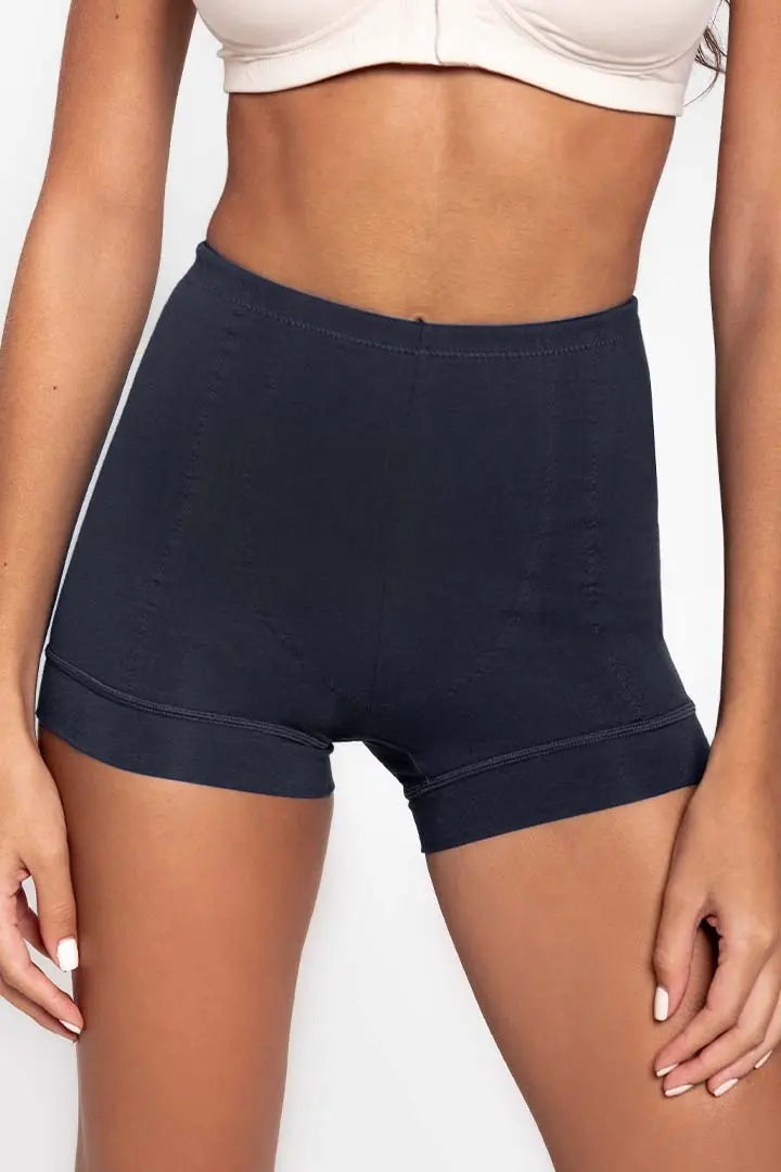 Panty bóxer alto cubrimiento Diane & Geordi, color azul oscuro de frente plano cerrado