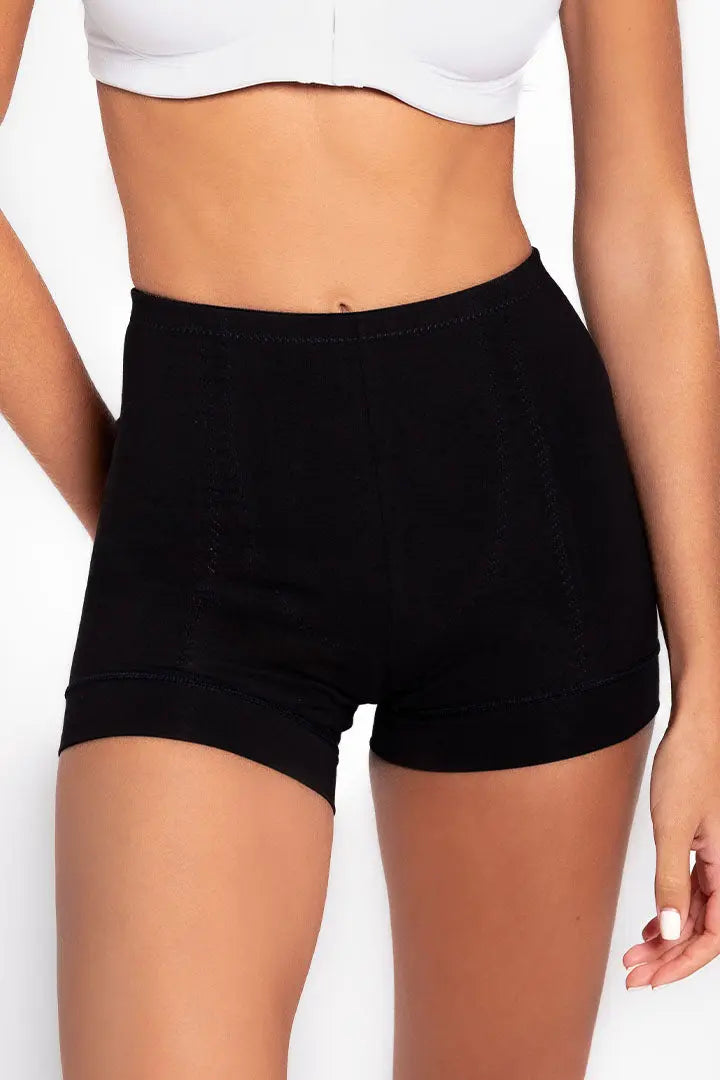 Panty bóxer alto cubrimiento Diane & Geordi, color negro de frente