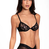 Panty cachetero con encaje floral y elástico en cintura