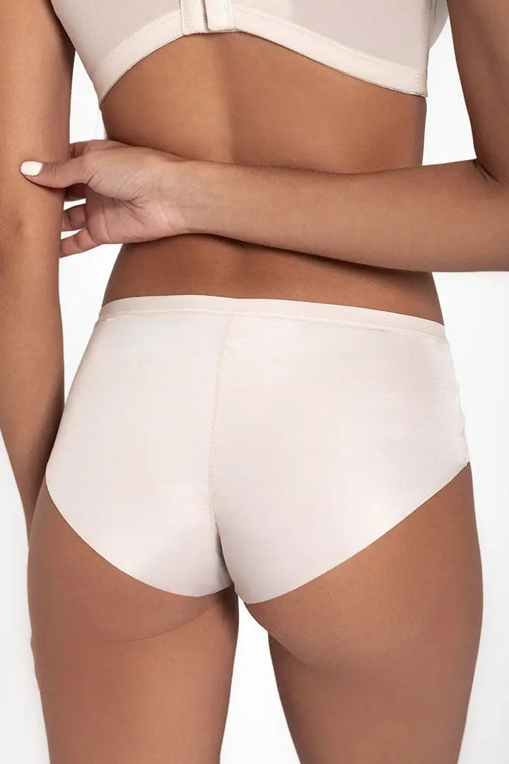 Panty cachetero invisible unicolor con efecto levanta cola – Diane & Geordi, color blanco de espalda, plano cerrado