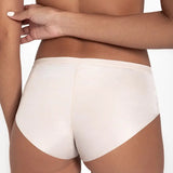 Panty cachetero invisible unicolor con efecto levanta cola – Diane & Geordi, color blanco de espalda, plano cerrado