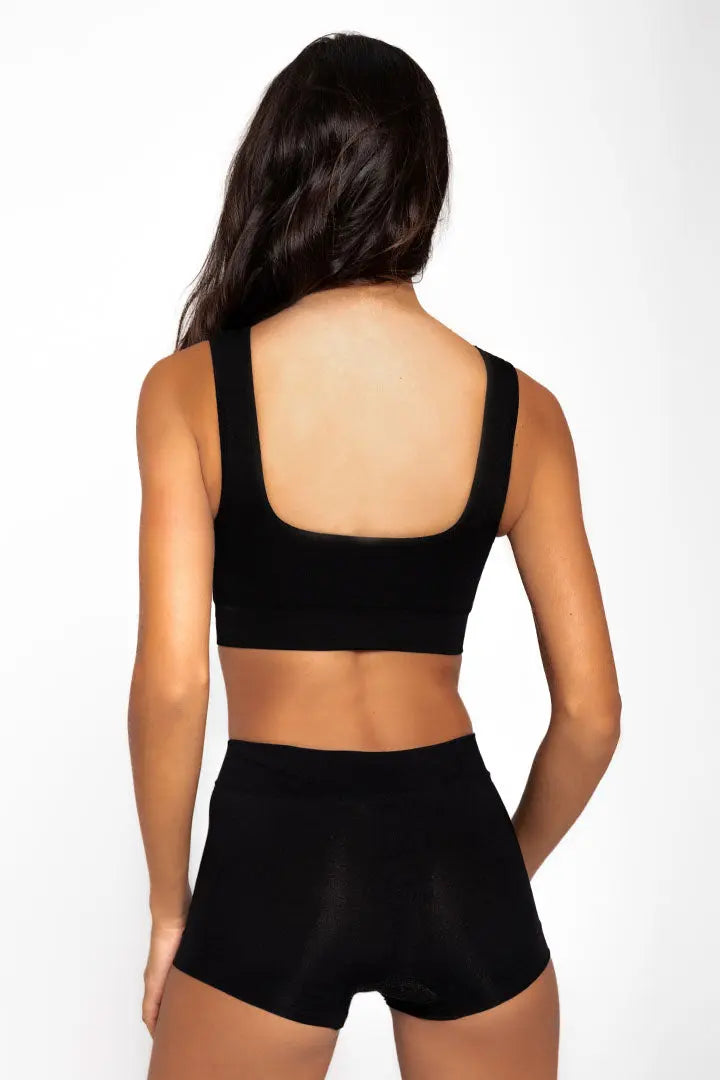 Panty bóxer seamless unicolor con control suave y cobertura extendida – Diane & Geordi, color negro de espalda