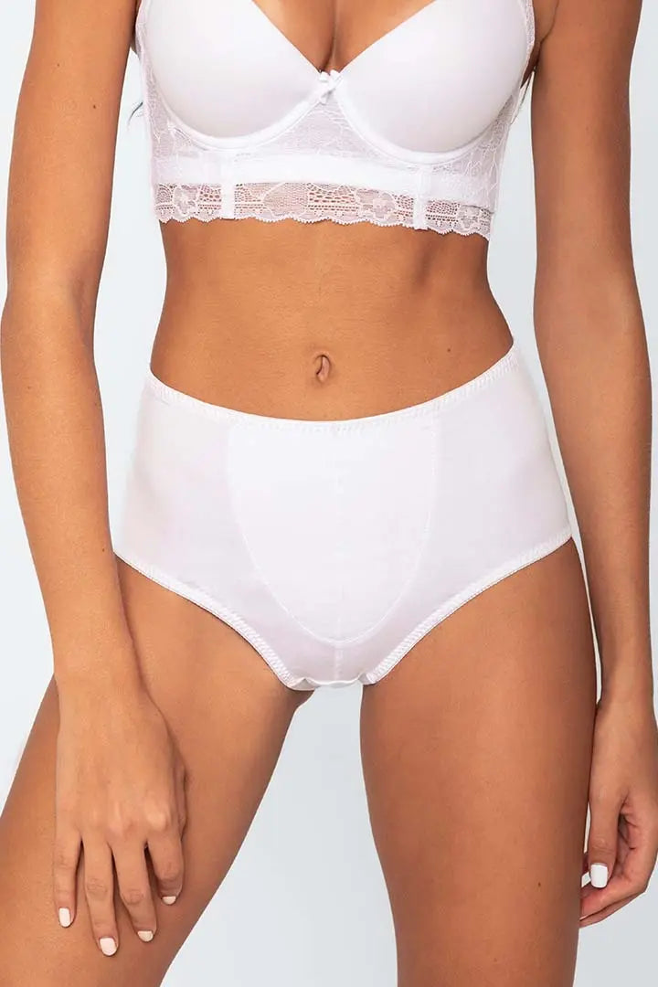 Panty de algodón con cubrimiento alto y ajuste cómodo, color blanco plano cerrado