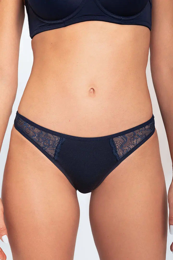 Panty tanga unicolor con laterales en encaje Diane & Geordi, color azul oscuro de frente 