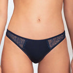 Panty tanga unicolor con laterales en encaje Diane & Geordi, color azul oscuro de frente 