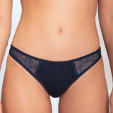 Panty tanga unicolor con laterales en encaje Diane & Geordi, color azul oscuro de frente 