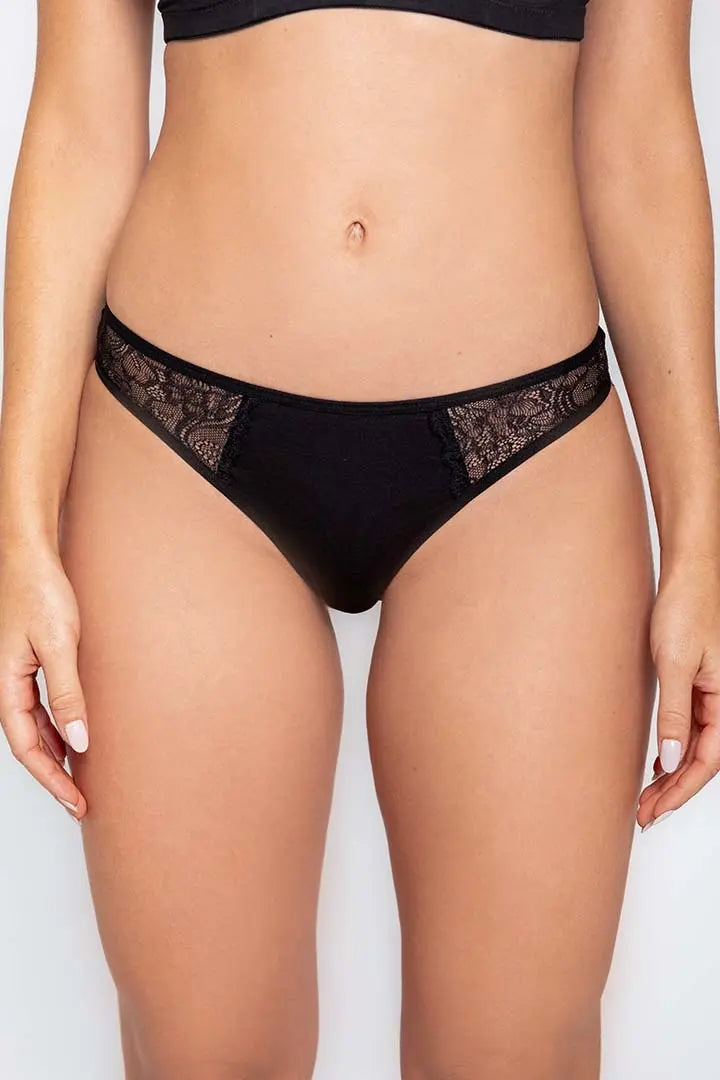 Panty tanga unicolor con laterales en encaje Diane & Geordi, color negro de frente plano detalle 