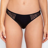 Panty tanga unicolor con laterales en encaje Diane & Geordi, color negro de frente plano detalle 