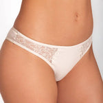 Panty tanga unicolor con laterales en encaje Diane & Geordi, color piel de lado detalle 