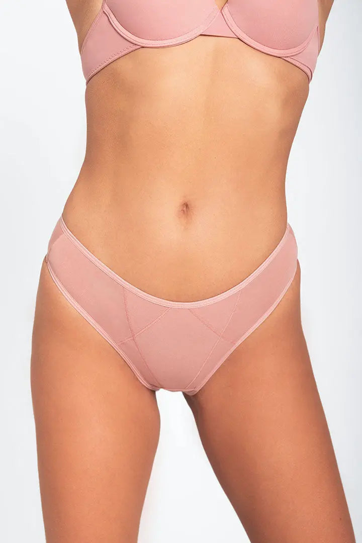 Panty tanga con franjas de control frontal y ajuste suave – Diane & Geordi, color malva plano cerrado