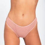 Panty tanga con franjas de control frontal y ajuste suave – Diane & Geordi, color malva plano cerrado