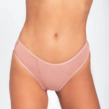 Panty tanga con franjas de control frontal y ajuste suave – Diane & Geordi, color malva plano cerrado