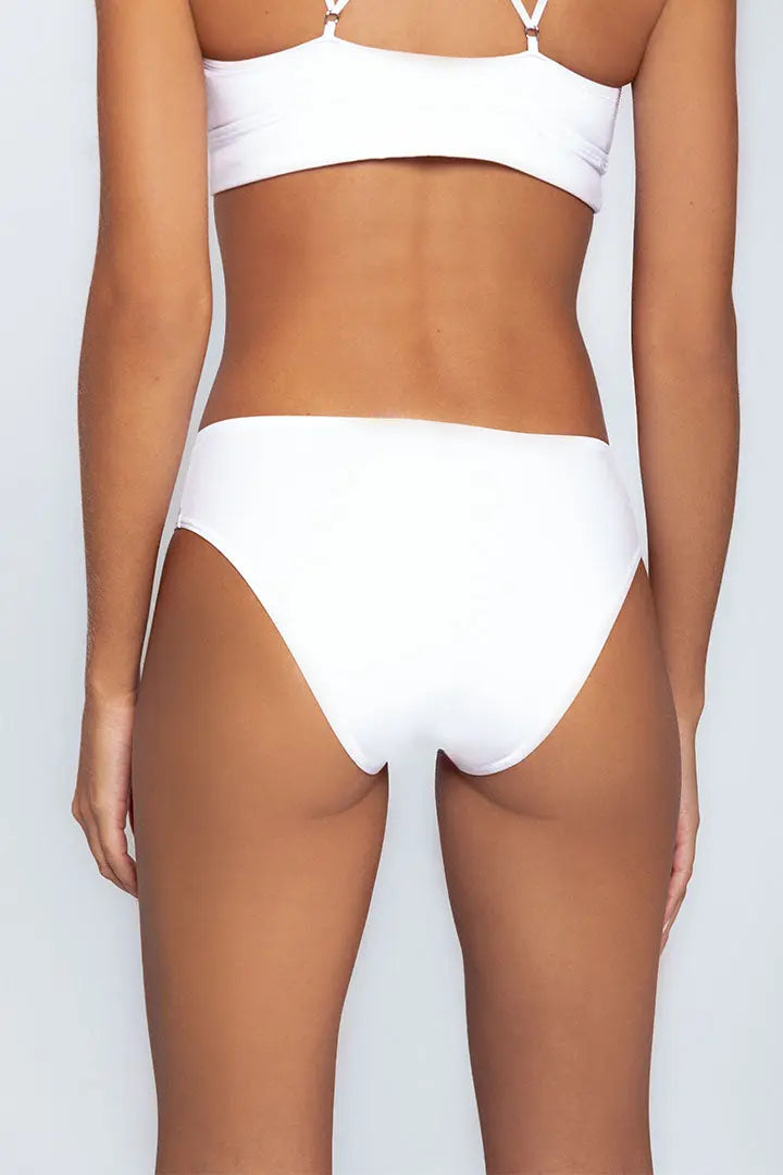 Panty tanga con mayor cubrimiento posterior y elásticos suaves – Diane & Geordi, color blanco de espalda