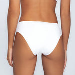 Panty tanga con mayor cubrimiento posterior y elásticos suaves – Diane & Geordi, color blanco de espalda