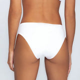 Panty tanga con mayor cubrimiento posterior y elásticos suaves – Diane & Geordi, color blanco de espalda