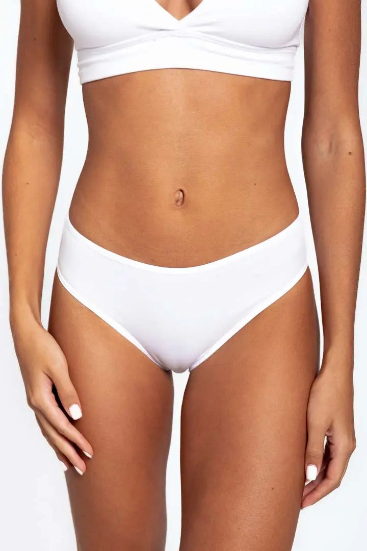 Panty tanga con mayor cubrimiento posterior y elásticos suaves – Diane & Geordi, color blanco plano cerrado