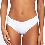 Panty tanga con mayor cubrimiento posterior y elásticos suaves – Diane & Geordi, color blanco plano cerrado
