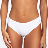 Panty tanga con mayor cubrimiento posterior y elásticos suaves – Diane & Geordi, color blanco plano cerrado