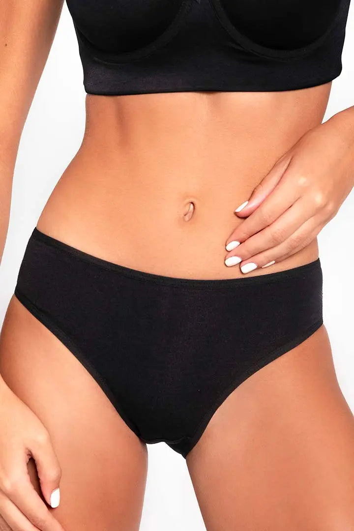 Panty tanga con mayor cubrimiento posterior y elásticos suaves – Diane & Geordi, color negro plano cerrado