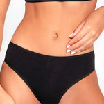 Panty tanga con mayor cubrimiento posterior y elásticos suaves – Diane & Geordi, color negro plano cerrado