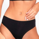 Panty tanga con mayor cubrimiento posterior y elásticos suaves – Diane & Geordi, color negro plano cerrado