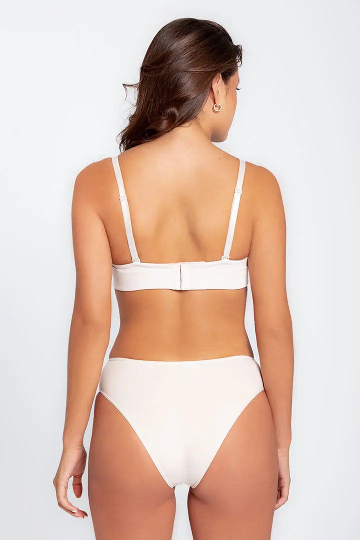 Panty tanga con mayor cubrimiento posterior y elásticos suaves – Diane & Geordi, color blanco de espalda