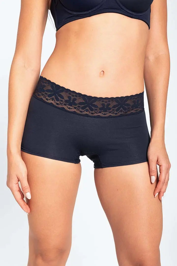 Panty alto con encaje y control en abdomen – Diane & Geordi color azul oscuro de frente 
