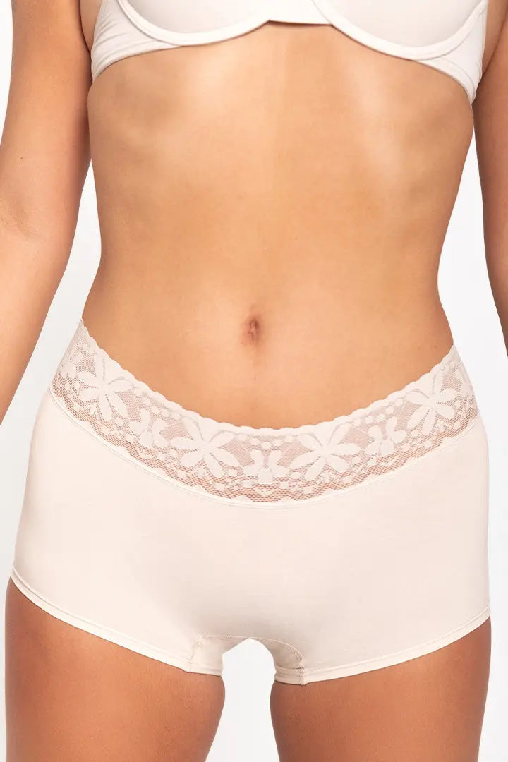 Panty alto con encaje y control en abdomen – Diane & Geordi color azul blanco de frente detalle