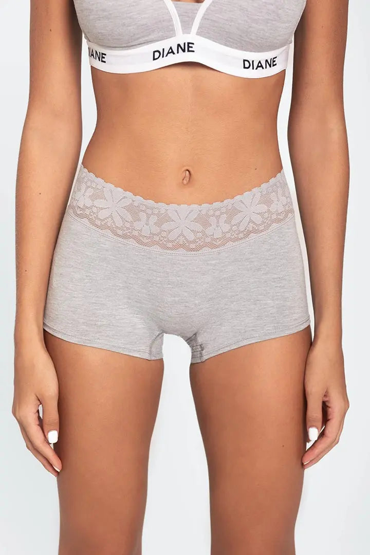 Panty alto con encaje y control en abdomen – Diane & Geordi color gris de frente detalle