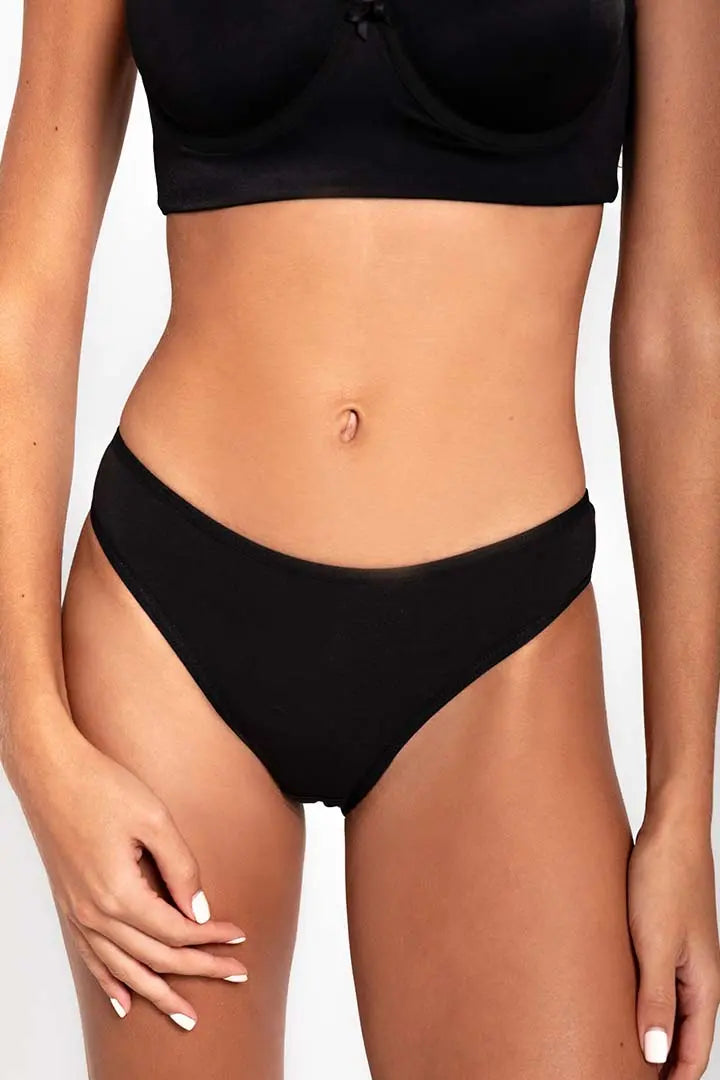 Ropa interior tipo tanga con diseño anatómico – Diane & Geordi, color negro plano de frente cercano
