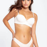 Ropa interior tipo tanga con diseño anatómico – Diane & Geordi, color blanco plano de frente 