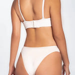 Ropa interior tipo tanga con diseño anatómico – Diane & Geordi, color blanco plano de espalda