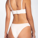 Ropa interior tipo tanga con diseño anatómico – Diane & Geordi, color blanco plano de espalda