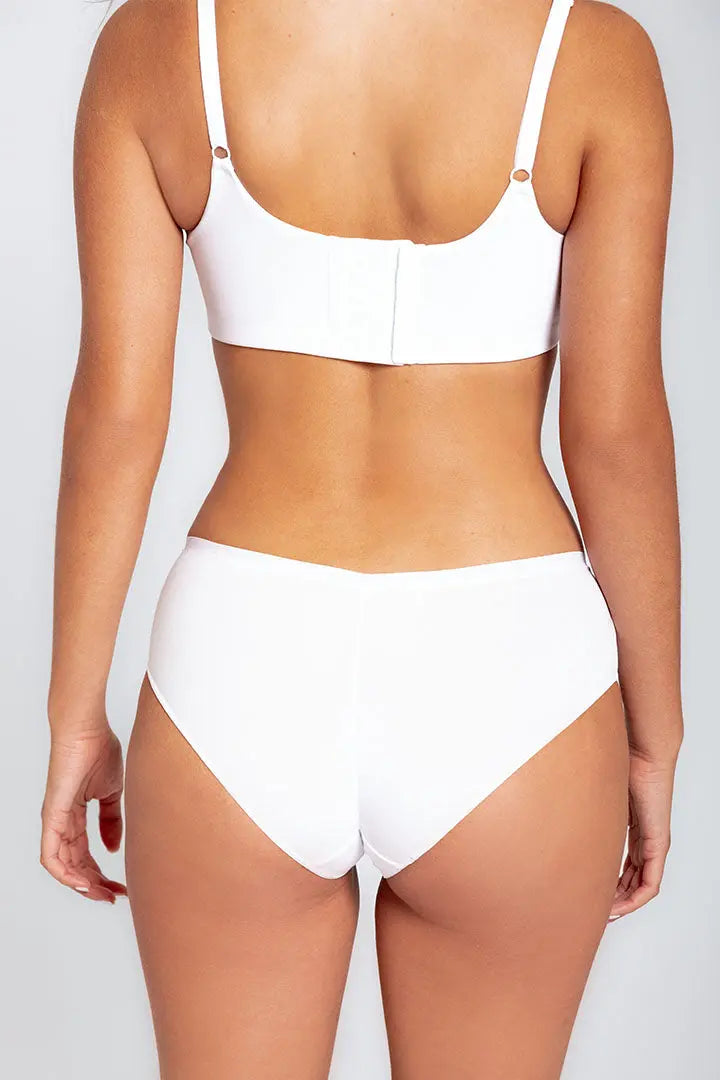 Panty tipo cachetero en algodón premium – Diane & Geordi color blanco de espaldas