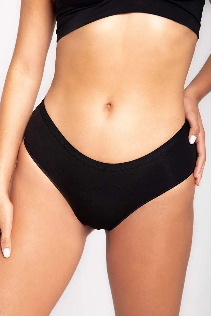Panty tipo cachetero en algodón premium – Diane & Geordi color negro plano cercano