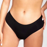 Panty tipo cachetero en algodón premium – Diane & Geordi color negro plano cercano