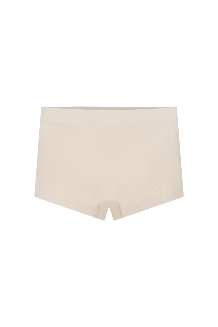 Panty bóxer seamless unicolor con control suave y cobertura extendida – Diane & Geordi, color piel fondo transparente