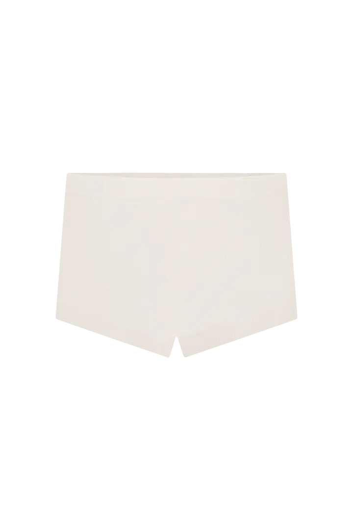 Panty bóxer seamless sin costuras en cintura y piernas – Diane & Geordi, color blanco fondo transparente 