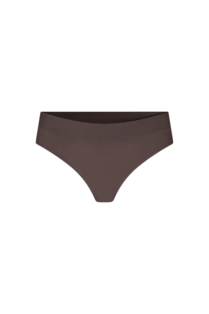 Panty brasilera con pretina alta y compresión suave – Diane & Geordi, color caramelo oscuro