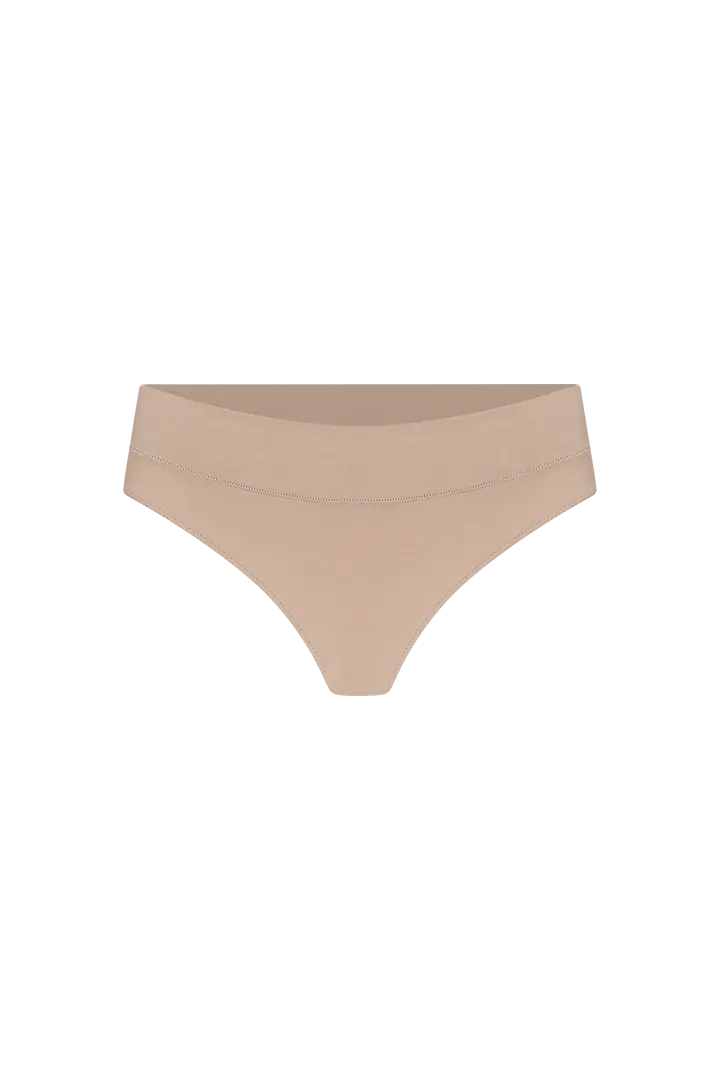 Panty brasilera con pretina alta y compresión suave – Diane & Geordi, color piel vainilla