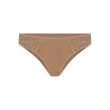 Panty tanga unicolor con laterales en encaje Diane & Geordi, color piel amber de lado background transparent