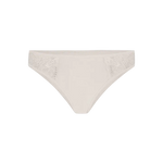 Panty tanga unicolor con laterales en encaje Diane & Geordi, color piel de lado fondo transparente 