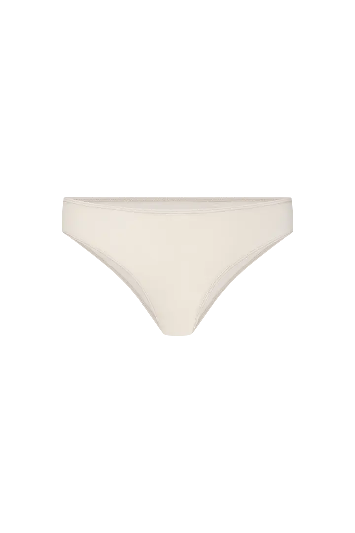 Ropa interior tipo tanga con diseño anatómico – Diane & Geordi, color piel fondo transparente 