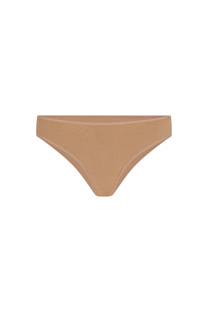 Ropa interior tipo tanga con diseño anatómico – Diane & Geordi, color piel amber