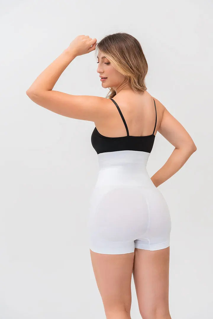 Short invisible tiro extra alto levanta cola con control suave.  Color blanco