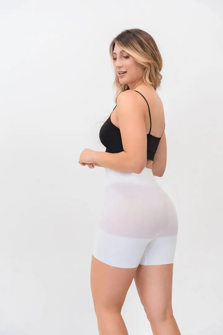 Panty seamless invisible tipo biker con tiro alto. color blanco
