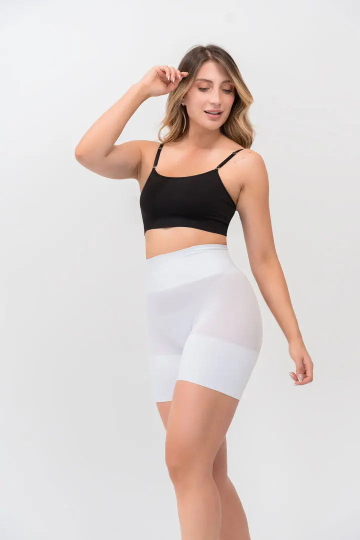 Panty seamless invisible tipo biker con tiro alto. color blanco