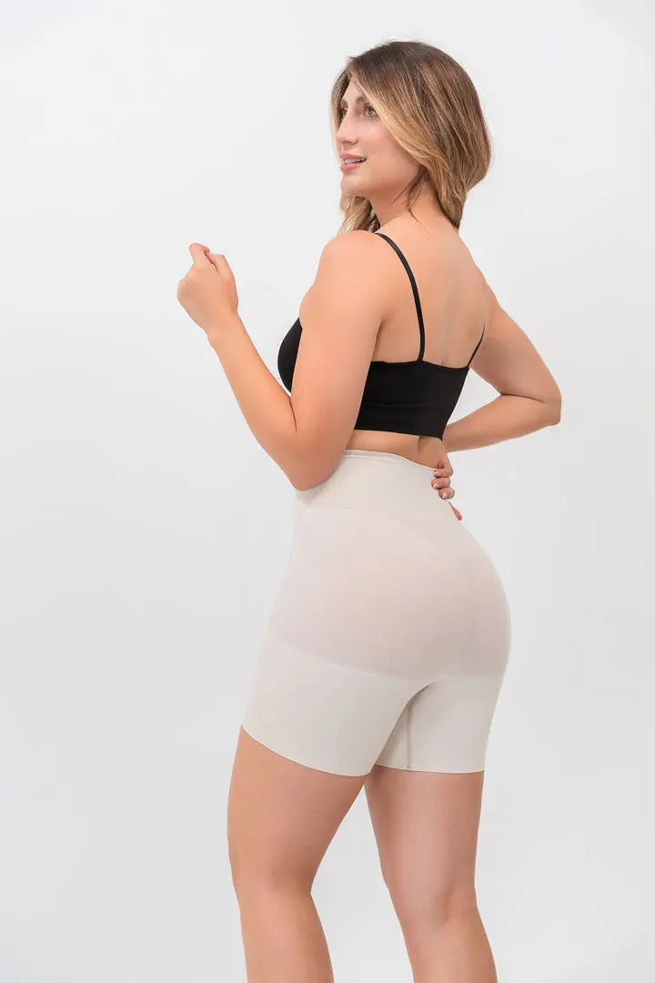 Panty seamless invisible tipo biker con tiro alto. Color piel