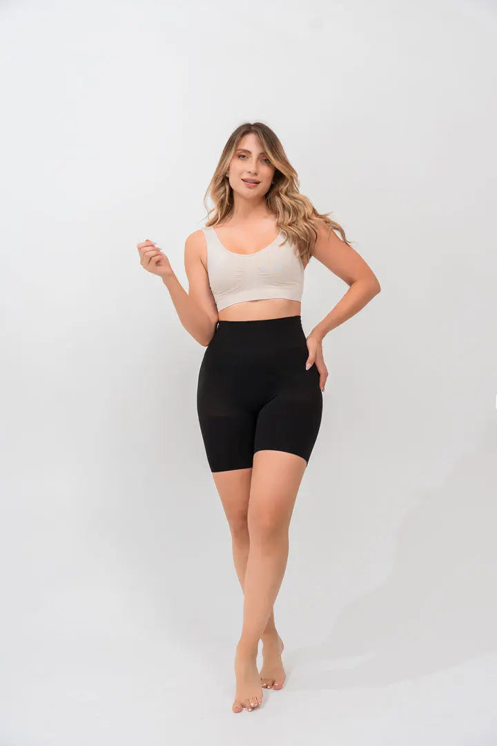 Panty seamless invisible tipo biker con tiro alto. color negro
